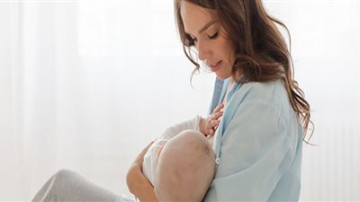 هل يجوز إرضاع المرأة لطفلها أمام أخيها الشقيق