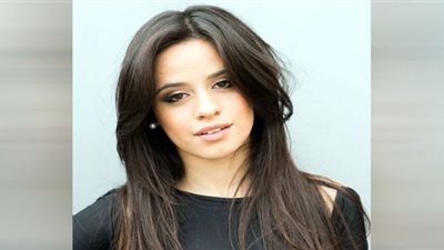 صور.. كاميلا كابيلو تخطف الأنظار بالأرجواني بحفل ميت جالا