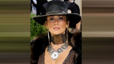 جينيفر لوبيز تُقبل بن أفليك بالكمامة في حفل ميت جالا (صور)