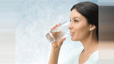 تحتوي مواد سامة.. الغذاء والدواء تحذر من شرب هذه المياه (تفاصيل)