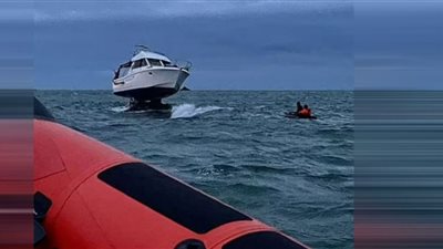 صور.. العثور على قارب معلق على الصخور وسط الماء في أمريكا