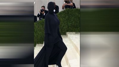 كيم كارداشيان تثير الجدل بإطلالة مرعبة في حفل ميت جالا ( تفاصيل)