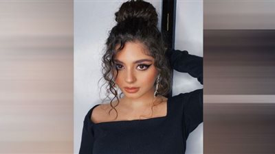 مايان السيد تقع في غرام اللون الأرجواني بهذه الإطلالة (صور)