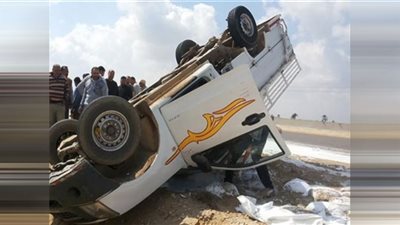 انقلبت بهم السيارة.. إصابة 10 عمال في منشأة القناطر