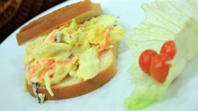 للمدارس.. جهزي ساندوتش البيض بالكولسلو اللذيذ