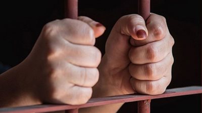 حبس ربة منزل وعشيقها لاتهامهما بالشروع في قتل زوجها بالخانكة
