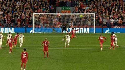 شاهد.. محمد صلاح يهدر ركلة جزاء في مباراة ليفربول وميلان بدوري الأبطال