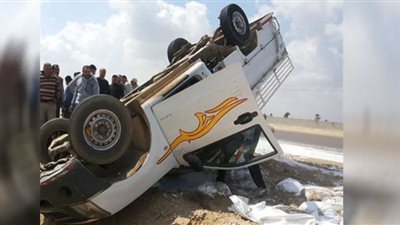 السرعة الزائدة وراء انقلاب سيارة نصف نقل بمنشأة القناطر