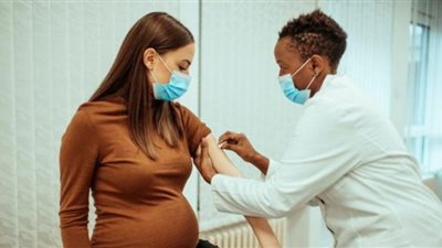 هل يجوز للمرأة الحامل والمرضعة الحصول على لقاح فيروس كورونا؟