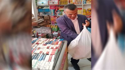 مديرية التموين بالإسكندرية تداهم محل تجارى وضبط 630 علبة سجائر