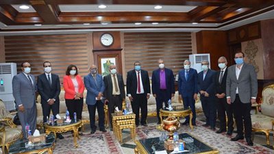 محافظ المنيا يستقبل رئيس الطائفة الإنجيلية لبحث تنمية روح المواطنة