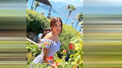 (صور) بسحر الحرير الفيروزي.. درة تتألق أمام بحيرة كومو الإيطالية