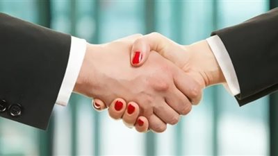 حكم مصافحة الرجل للمرأة باليد وهل ذلك ينقض الوضوء؟