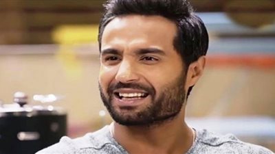 بعد أزمته الصحية| تعرّف على رسالة هنا شيحة لكريم فهمي