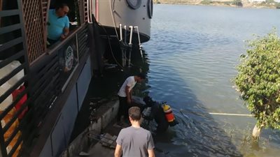 هيئة قناة السويس تعاين مركب المنصورة المائل