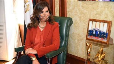 كيف تعاملت مصر مع قضايا الحماية القانونية للمهاجرين وتجريم الإتجار بالبشر| نبيلة مكرم تجيب