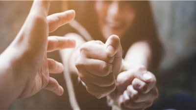 الممرض ضحية واقعة السجود للكلب يطلب تعويضا مليون جنيه