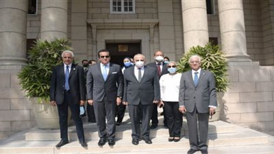 وزير التعليم العالي ورئيس جامعة القاهرة يفتتحان مجمع عيادات العناية بالمرأة