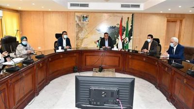 محافظ الفيوم يسلم المساعدات المالية لسداد ديون الغارمات