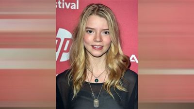 أنيا تايلور تخطف الأنظار بإطلالتها وتفشل في حصد جائزة بـ Emmy