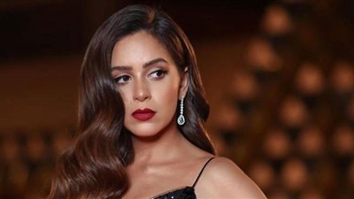 شرطة الموضة تسخر من فستان جميلة عوض في حفل الفضائيات العربية