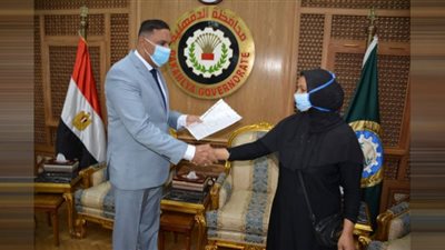 محافظ الدقهلية يسلم بوسى سعد حدادة المنصورة عقد شقة كاملة التشطيب والمفروشات