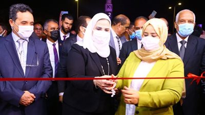 فيديو وصور.. وزيرة التضامن تفتتح معرض 