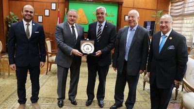 رئيس جامعة المنوفية يستقبل لجنة قطاع الدراسات الصيدلية