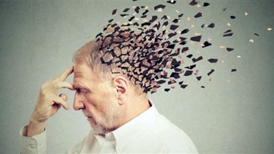 5 علامات تشير لإصابة كبار السن بالزهايمر (إنفوجراف)