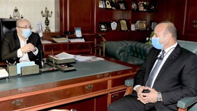 محافظ بني سويف يناقش تحسين مستوى الخدمات والنهوض بالقرى