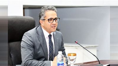 العنانى يصدر قراراً وزارياً عن تنظيم الرحلات الاختيارية للسائحين