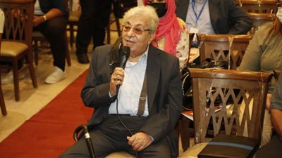 فاروق فلوكس: أفتخر أننى من مسرح الهواة