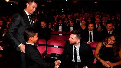 (فيديو) موقف كوميدي بين ابن كريستيانو رونالدو وليونيل ميسي