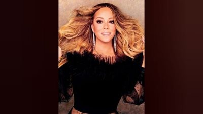 على طريقة ماريا كاري.. حيلة بسيطة للحصول على شفاه جذابة