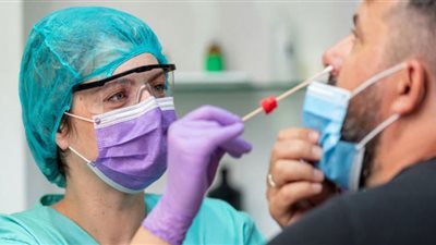 منها المياه المعدنية.. 10 مشروبات تعطي نتائج خاطئة لفحص كورونا