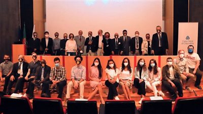 رئيس جامعة القاهرة يُكرم 6 فرق فائزة في المسابقات الدولية بدروع التميز.. صور