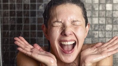 طبيب يحذر من عادة خطيرة تفعلها النساء أثناء الاستحمام