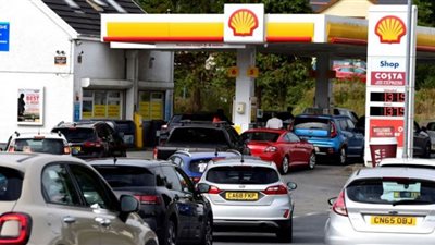 (فيديو) طوابير سيارات في لندن نتيجة نقص الوقود بالمحطات