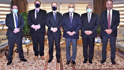 وزير الطيران يلتقي سفير بريطانيا بالقاهرة
