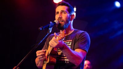 صور.. عزيز مرقه يشعل مسرح الساقية بأغانيه