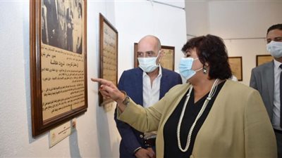 إيناس عبد الدايم تفتتح معرضا وثائقيا وفنيا بمركز مختار الثقافي