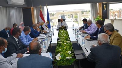 محافظ أسوان سد عجز المعلمين ووصول 90 % من الكتب المدرسية وتوفير 10 ألاف تخته