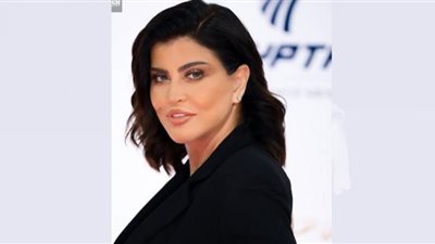 جومانا مراد تستقبل الخريف بالمخمل الأسود (صور)