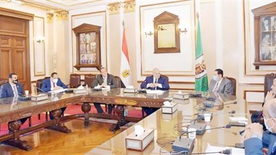 د. الخشت يعقد اجتماعاً موسعاً لمناقشة جميع الاستعدادات لانتظام العملية التعليمية من اليوم الأول للدراسة