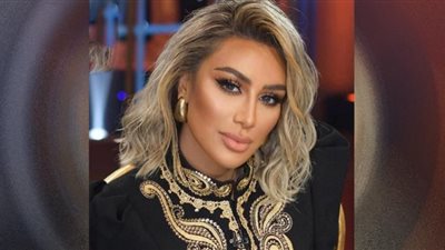 مايا دياب تثير هوس الجمهور بفستان مثير (صور)