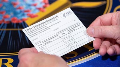القبض على عصابة تزيف بطاقات تلقيح ضد كورونا في العراق