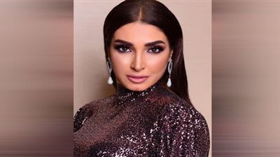 الأسود يعكس رشاقة روجينا والجمهور يغازلها