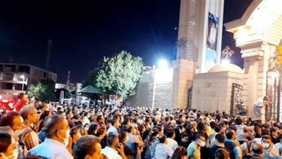 أقباط أسوان يستقبلون جثمان الأنبا هدرا (صور)
