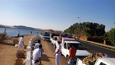 إزالة الإشغالات ومصادرة مضبوطات لـ223 معدة بكورنيش النيل بأسوان (صور)