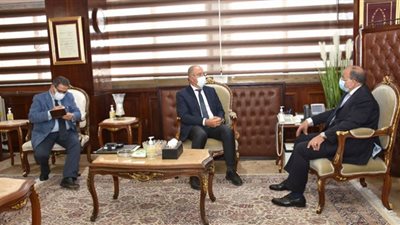وزير التنمية المحلية يبحث مع رئيس اتحاد الصناعات موقف مبادرة 
